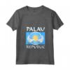 Donna Manta Gigante su Bandiera di Palau - T-shirt Collo a V con Design Grafico Polinesiano - Ideale per Appassionati di Palau e dell'Oceano