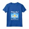 Donna Manta Gigante su Bandiera di Palau - T-shirt Collo a V con Design Grafico Polinesiano - Ideale per Appassionati di Palau e dell'Oceano