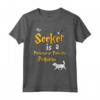 My Seeker is Portoghese Podengo Pequeno Gifts - Maglietta per Proprietari di Cani - Ideale come Regalo Unico per Amanti dei Cani