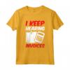 I Keep Hearing Invoices - Maglietta per Professionisti Fiscali e Studenti di Contabilità - Design Divertente e Professionale
