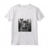 Serengeti Cat Fotografia Cinematografica in Bianco e Nero - Maglietta con Collo a V per Amanti dei Gatti - Ideale per Compleanni o Natale