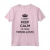 Non riesco a mantenere la calma, vengo dal paese Timor Est Maglietta - Divertente Abbigliamento per Compleanno e Natale